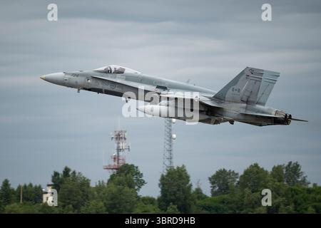 Un CF-18 Hornet du Commandement de la défense aérospatiale de l’Amérique du Nord décolle pour une mission d’entraînement au-dessus d’Adak depuis la base interarmées Elmendorf-Richardson, en Alaska, en juillet Banque D'Images