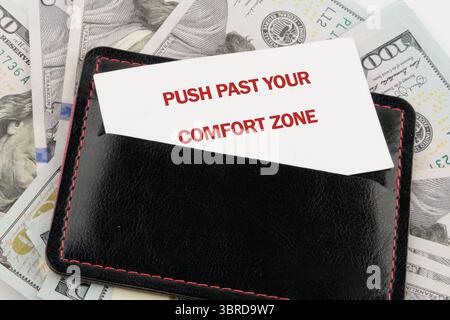 Familiarité, habitudes, découverte, défi, concept d'incertitude. LES MOTS POUSSENT AU-DELÀ DE VOTRE ZONE DE CONFORT. Banque D'Images