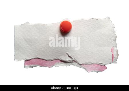 Papier aquarelle blanc et rouge avec punaise sur fond blanc avec chemin de détourage. Vieux papier réutilisé comme papier mémo Banque D'Images