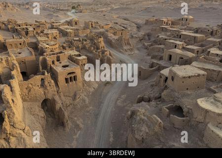 Vue aérienne d'une ville fantôme avec des structures en briques de boue en ruine, un témoignage silencieux du passage du temps, cuisson sous le soleil du désert, Kerman, province de Kerman, Iran. Banque D'Images