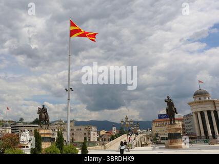 Skopje, Macédoine du Nord-28 mai 2025 : personnes non identifiées marchant sur et vers Stone Bridge Banque D'Images