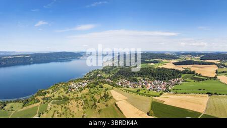 Luftbild, Panorama vom Bodensee mit der Ortschaft Hoedingen, umgeben von erntereifen Getreidefeldern, links am Horizont der Bodanrueck, Ueberlingen, B. Banque D'Images