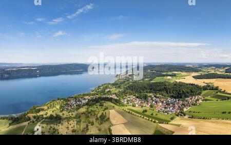 Luftbild, Panorama vom Bodensee mit der Ortschaft Hoedingen, umgeben von erntereifen Getreidefeldern, links am Horizont der Bodanrueck, Ueberlingen, B. Banque D'Images