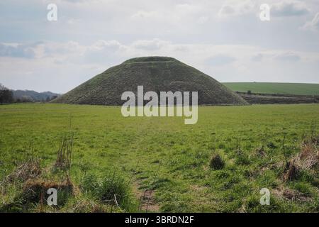 Silbury Hill de 40 m de haut, le plus grand monticule préhistorique artificiel d'Europe, Wiltshire Banque D'Images