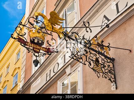 Panneau de guilde en fer forgé, au Radisson Blu Hotel Altstadt, à Judengasse, Altstadt, centre historique de la ville de Salzbourg, Autriche Banque D'Images