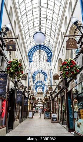 Vue de Thornton's Arcade, une galerie marchande victorienne ouverte en 1878, avec verrière, arches et horloge avec des personnages d'Ivanhoe, à Leeds, au Royaume-Uni Banque D'Images