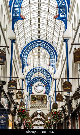 Vue de Thornton's Arcade, une galerie marchande victorienne ouverte en 1878, avec verrière, arches et horloge avec des personnages d'Ivanhoe, à Leeds, au Royaume-Uni Banque D'Images