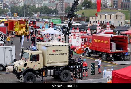 Rostock, Allemagne. 12 juillet 2025. La Journée nationale de la protection civile commence dans le port de la ville hanséatique. Environ 40 acteurs des secteurs de l’incendie, de la protection civile et de la lutte contre les catastrophes fourniront des informations sur leur travail. Rostock est la troisième ville après Potsdam et Wiesbaden à accueillir la journée, qui a cette fois pour devise « L'eau - utiliser les ressources, maîtriser les risques ». Crédit : Bernd Wüstneck/dpa/Alamy Live News Banque D'Images