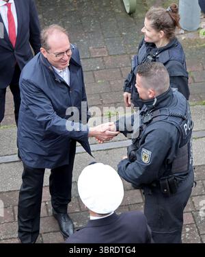Rostock, Allemagne. 12 juillet 2025. Alexander Dobrindt (CSU), ministre fédéral de l'intérieur, accueille les policiers à l'occasion de la Journée nationale de la protection civile dans le port de la ville hanséatique. Environ 40 acteurs des secteurs de l’incendie, de la protection civile et de la lutte contre les catastrophes fournissent des informations sur leur travail. Rostock est la troisième ville après Potsdam et Wiesbaden à accueillir la journée, qui a cette fois pour devise « L'eau - utiliser les ressources, maîtriser les risques ». Crédit : Bernd Wüstneck/dpa/Alamy Live News Banque D'Images