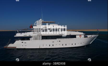 Plongée sous-marine bateau de croisière Blue Pearl amarré à Gubal Island, un site de plongée populaire dans la mer Rouge. Banque D'Images