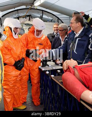 Rostock, Allemagne. 12 juillet 2025. Alexander Dobrindt (CSU), ministre fédéral de l'intérieur, apprend les opérations des pompiers impliquant des substances dangereuses lors de la Journée nationale de la protection civile dans le port de la ville hanséatique. Environ 40 acteurs des secteurs de l’incendie, de la protection civile et de la lutte contre les catastrophes fourniront des informations sur leur travail. Rostock est la troisième ville après Potsdam et Wiesbaden à accueillir la journée, cette fois sous la devise « eau - utiliser les ressources, maîtriser les risques. Crédit : Bernd Wüstneck/dpa/Alamy Live News Banque D'Images