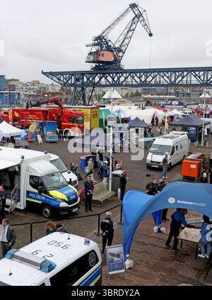 Rostock, Allemagne. 12 juillet 2025. La Journée nationale de la protection civile commence dans le port de la ville hanséatique. Environ 40 acteurs des secteurs de l’incendie, de la protection civile et de la lutte contre les catastrophes fourniront des informations sur leur travail. Rostock est la troisième ville après Potsdam et Wiesbaden à accueillir la journée, qui cette fois a la devise « eau - utiliser les ressources, maîtriser les risques. Crédit : Bernd Wüstneck/dpa/Alamy Live News Banque D'Images