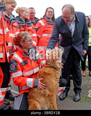 Rostock, Allemagne. 12 juillet 2025. Alexander Dobrindt (CSU), ministre fédéral de l'intérieur, rend visite à l'escadron de chiens de sauvetage lors de la Journée nationale de la protection civile dans le port de la ville hanséatique. Environ 40 acteurs des secteurs de l’incendie, de la protection civile et de la lutte contre les catastrophes fournissent des informations sur leur travail. Rostock est la troisième ville après Potsdam et Wiesbaden à accueillir la journée, qui cette fois a la devise « eau - utiliser les ressources, maîtriser les risques. Crédit : Bernd Wüstneck/dpa/Alamy Live News Banque D'Images