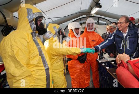 Rostock, Allemagne. 12 juillet 2025. Alexander Dobrindt (CSU), ministre fédéral de l'intérieur, apprend les opérations des pompiers impliquant des substances dangereuses lors de la Journée nationale de la protection civile dans le port de la ville hanséatique. Environ 40 acteurs des secteurs de l’incendie, de la protection civile et de la lutte contre les catastrophes fourniront des informations sur leur travail. Rostock est la troisième ville après Potsdam et Wiesbaden à accueillir la journée, cette fois sous la devise « eau - utiliser les ressources, maîtriser les risques. Crédit : Bernd Wüstneck/dpa/Alamy Live News Banque D'Images