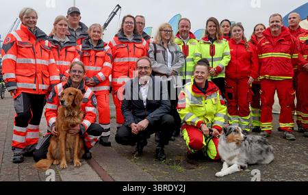 Rostock, Allemagne. 12 juillet 2025. Alexander Dobrindt (CSU), ministre fédéral de l'intérieur, rend visite à l'escadron de chiens de sauvetage lors de la Journée nationale de la protection civile dans le port de la ville hanséatique. Environ 40 acteurs des secteurs de l’incendie, de la protection civile et de la lutte contre les catastrophes fournissent des informations sur leur travail. Rostock est la troisième ville après Potsdam et Wiesbaden à accueillir la journée, qui cette fois a la devise « eau - utiliser les ressources, maîtriser les risques. Crédit : Bernd Wüstneck/dpa/Alamy Live News Banque D'Images