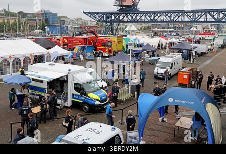Rostock, Allemagne. 12 juillet 2025. La Journée nationale de la protection civile commence dans le port de la ville hanséatique. Environ 40 acteurs des secteurs de l’incendie, de la protection civile et de la lutte contre les catastrophes fourniront des informations sur leur travail. Rostock est la troisième ville après Potsdam et Wiesbaden à accueillir la journée, qui cette fois a la devise « eau - utiliser les ressources, maîtriser les risques. Crédit : Bernd Wüstneck/dpa/Alamy Live News Banque D'Images
