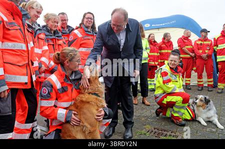 Rostock, Allemagne. 12 juillet 2025. Alexander Dobrindt (CSU), ministre fédéral de l'intérieur, rend visite à l'escadron de chiens de sauvetage lors de la Journée nationale de la protection civile dans le port de la ville hanséatique. Environ 40 acteurs des secteurs de l’incendie, de la protection civile et de la lutte contre les catastrophes fournissent des informations sur leur travail. Rostock est la troisième ville après Potsdam et Wiesbaden à accueillir la journée, qui cette fois a la devise « eau - utiliser les ressources, maîtriser les risques. Crédit : Bernd Wüstneck/dpa/Alamy Live News Banque D'Images