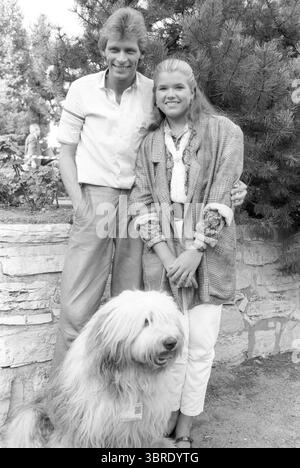 Anke Engelke und Benny Schnier 09/85 stroe Anke Engelke mit Benny Schnier auf der IFA in Berlin im September 1985 internationale Funkausstellung Messe Deutschland deutsche Frau Moderatorin modération Schauspiel Schauspielerin Comédie Komik Komikerin Sängerin Entertainerin Deutscher Mann Moderator Sänger Schlagersänger Schauspieler comédienne comédienne présentatrice chanteuse hoch stehend halb lächelnd Hund draußen SW *** Anke Engelke et Benny Schnier 09 85 stroe Anke Engelke avec Benny Schnier à l'IFA à Berlin en septembre 1985 internationale Funkausstellung Messe Deu Banque D'Images