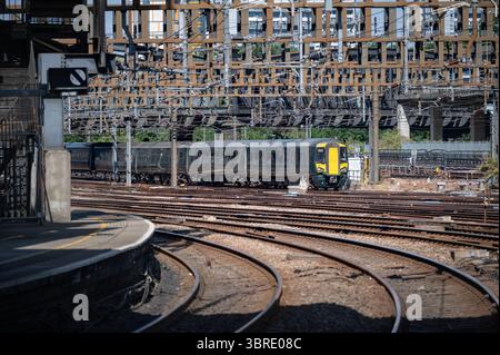 Câbles aériens trin et massés à l'extérieur de Paddington Starion, Londres. Paddington est un terminus ferroviaire majeur et un complexe de stations de métro de Londres dans le centre de Londres. Elle est la base londonienne du Great Western Railway et de ses successeurs depuis 1838. Une grande partie de la gare date de 1854 et a été conçue par le grand architecte victorien et polymathe, Isambard Kingdom Brunel. C'est aussi l'endroit où l'ours éponyme de Paddington a été trouvé, errant et confus, après son voyage épique du Pérou profond. Mais tout s'est bien passé à la fin, bien sûr ! Banque D'Images
