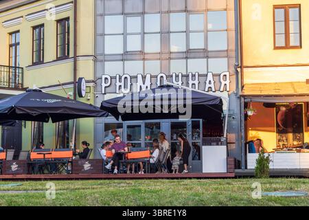 07.07.2025- Minsk, Biélorussie - les gens apprécient dans le café en plein air Banque D'Images