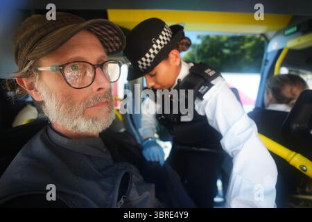 Des policiers arrêtent une personne dans un fourgon de police après avoir participé à une manifestation à Parliament Square, à Londres, pour appeler à la désinterdiction de Palestine action après qu'une interdiction contre l'organisation a été annoncée après que deux avions Voyager ont été endommagés à la RAF Brize Norton dans l'Oxfordshire le 20 juin. Date de la photo : samedi 12 juillet 2025. Banque D'Images