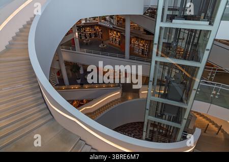 Mairie de Nieuwegein. Intérieur saisissant d'une bibliothèque moderne, avec d'élégants escaliers en colimaçon, ascenseurs en verre et espaces doublés de livres sur plusieurs niveaux. Banque D'Images