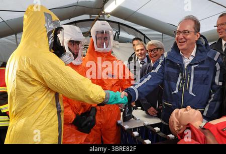 Rostock, Allemagne. 12 juillet 2025. Alexander Dobrindt (CSU), ministre fédéral de l'intérieur, apprend les opérations des pompiers impliquant des substances dangereuses lors de la Journée nationale de la protection civile dans le port de la ville hanséatique. Environ 40 acteurs des secteurs de l’incendie, de la protection civile et de la lutte contre les catastrophes fourniront des informations sur leur travail. Rostock est la troisième ville après Potsdam et Wiesbaden à accueillir la journée, cette fois sous la devise « eau - utiliser les ressources, maîtriser les risques. Crédit : Bernd Wüstneck/dpa/Alamy Live News Banque D'Images