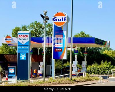 Une station-service du Golfe dans le village de Lowdham, Nottinghamshire, Angleterre, Royaume-Uni Banque D'Images