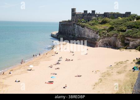 Kingsgate Bay Thanet possède des grottes marines et mesure environ 150 mètres de large. La baie de sable offre calme et isolement Banque D'Images