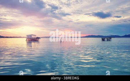 Coucher de soleil panoramique sur l'eau, district de Semporna, Bornéo, Malaisie. Banque D'Images