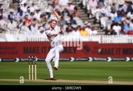 L'Angleterre Ben Stokes bowling le troisième jour du troisième Rothesay Men's test au Lord's Cricket Ground, Londres. Date de la photo : samedi 12 juillet 2025. Banque D'Images