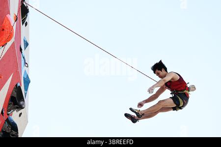 Charmonix, France. 12 juillet 2025. Le Chinois Pan Yufei participe à la qualification masculine de l'escalade sportive à la Coupe du monde d'escalade IFSC 2025 Speed-Lead à Charmonix, France, le 12 juillet 2025. Crédit : Gao Jing/Xinhua/Alamy Live News Banque D'Images