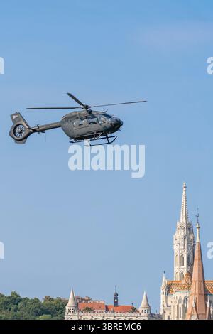 HONGRIE - 20 AOÛT 2024 : L'hélicoptère militaire H145M de l'armée de l'air hongroise survole le centre-ville de Budapest pendant la fête nationale hongroise Banque D'Images