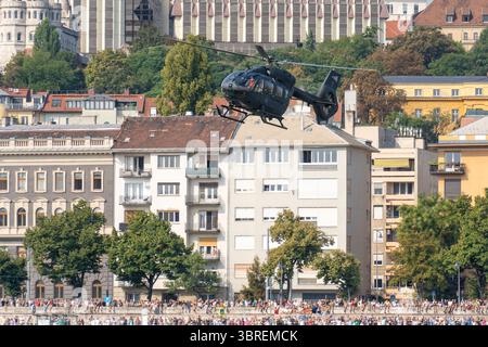 HONGRIE - 20 AOÛT 2024 : L'hélicoptère militaire H145M de l'armée de l'air hongroise survole le centre-ville de Budapest pendant la fête nationale hongroise Banque D'Images