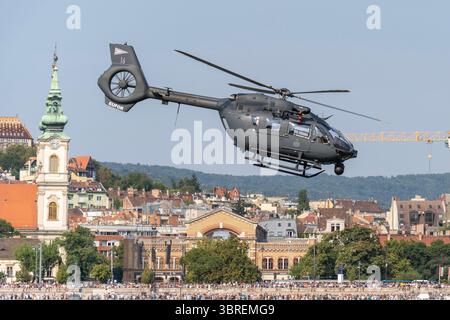 HONGRIE - 20 AOÛT 2024 : L'hélicoptère militaire H145M de l'armée de l'air hongroise survole le centre-ville de Budapest pendant la fête nationale hongroise Banque D'Images
