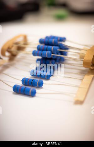 Gros plan des résistances électroniques bleues sur la surface blanche Banque D'Images