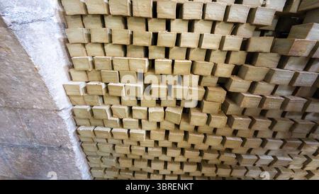 piles de pains de savon verts. Zone de stockage pour le séchage du savon. Alep, Syrie Banque D'Images