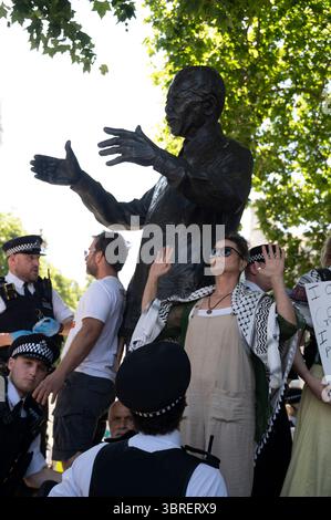 Des manifestants, plusieurs personnes âgées, se rassemblent devant les statues de Gandhi et Nelson Mandela sur la place du Parlement pour manifester leur soutien à Palestine action, Banque D'Images