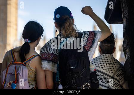 Parliament Square, Londres, Royaume-Uni. Samedi 12 juillet 2025. Un certain nombre de personnes ont été arrêtées après que des manifestants se soient rassemblés dans le centre de Londres avec des pancartes faisant référence à Palestine action, un peu plus d'une semaine après que le groupe ait été officiellement interdit en tant qu'organisation terroriste. La police métropolitaine a déclaré que 41 arrestations avaient eu lieu pendant la manifestation. Palestine action a été interdite vendredi 4 juillet, à la suite d'une tentative légale de dernière minute infructueuse d'annuler sa désignation en vertu de la législation antiterroriste. Le samedi 5 juillet, le soutien public au groupe ou l'appartenance à celui-ci est devenu une infraction pénale puni Banque D'Images