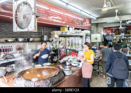 Wattana Panich​, restaurant historique servant ragoût de chèvre, hot pot de bœuf, Ekkamai Rd, Khlong Tan Nuea, Watthana, Bangkok 10110, Thaïlande Banque D'Images
