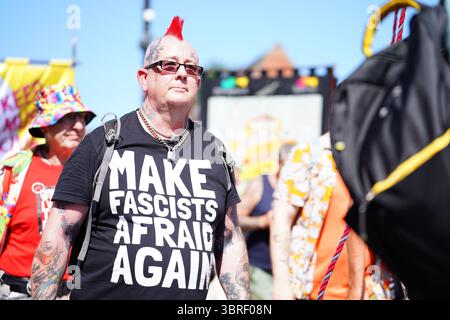 Durham, Royaume-Uni, 12e. Juillet 2025. Les manifestants défilent dans la ville de Durham lors du 139e Gala des mineurs de Durham, exprimant leur soutien aux droits des travailleurs et aux causes internationales. La grande réunion sert de plate-forme puissante pour l'expression politique, la solidarité syndicale et la fierté communautaire. (Photo de Lewis Langstaff-Wood/Alamy Live News) Banque D'Images