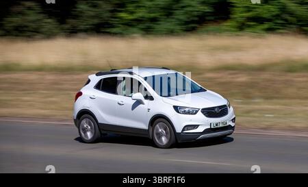 Milton Keynes, Bucks, Royaume-Uni - 12 juillet 2025 : 2017 Vauxhall Mokka blanc moteur diesel voiture SUV conduisant sur une route britannique Banque D'Images
