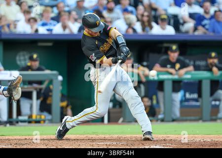 Kansas City, Missouri, États-Unis. 9 juillet 2025. Joey Bart (14 ans), receveur des Pirates de Pittsburgh, affronte les Royals de Kansas City au Kauffman Stadium de Kansas City, Missouri. David Smith/CSM/Alamy Live News Banque D'Images