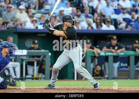 Kansas City, Missouri, États-Unis. 9 juillet 2025. Joey Bart (14 ans), receveur des Pirates de Pittsburgh, affronte les Royals de Kansas City au Kauffman Stadium de Kansas City, Missouri. David Smith/CSM/Alamy Live News Banque D'Images
