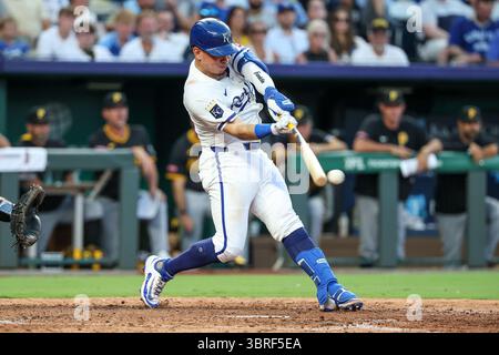 Kansas City, Missouri, États-Unis. 9 juillet 2025. Freddy Fermin (34), receveur des Royals du Kansas City, affronte les Pirates de Pittsburgh au stade Kauffman de Kansas City, Missouri. David Smith/CSM/Alamy Live News Banque D'Images