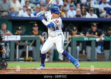 Kansas City, Missouri, États-Unis. 9 juillet 2025. Freddy Fermin (34), receveur des Royals du Kansas City, affronte les Pirates de Pittsburgh au stade Kauffman de Kansas City, Missouri. David Smith/CSM/Alamy Live News Banque D'Images