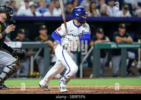 Kansas City, Missouri, États-Unis. 9 juillet 2025. Kyle Isbel (28), outfielder des Royals du Kansas City, batte contre les Pirates de Pittsburgh au stade Kauffman de Kansas City, Missouri. David Smith/CSM/Alamy Live News Banque D'Images