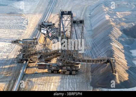 Épandeur RWE Rheinbraun en activité dans la mine à ciel ouvert de lignite de lignite de RWE Tagebau. Gazrweiler, Allemagne - 2 juillet 2017 Banque D'Images
