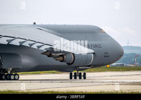 US Air Force Lockheed C-5M Galaxy avion de transport roulant vers la piste. États-Unis - 16 mai 2022 Banque D'Images