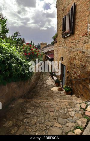 075 allée piétonne à l'arrière des maisons sur la Piazza Commenda Street en descendant de la rue via Bedini. Monticchiello-Siena prov.-Toscane-Italie. Banque D'Images